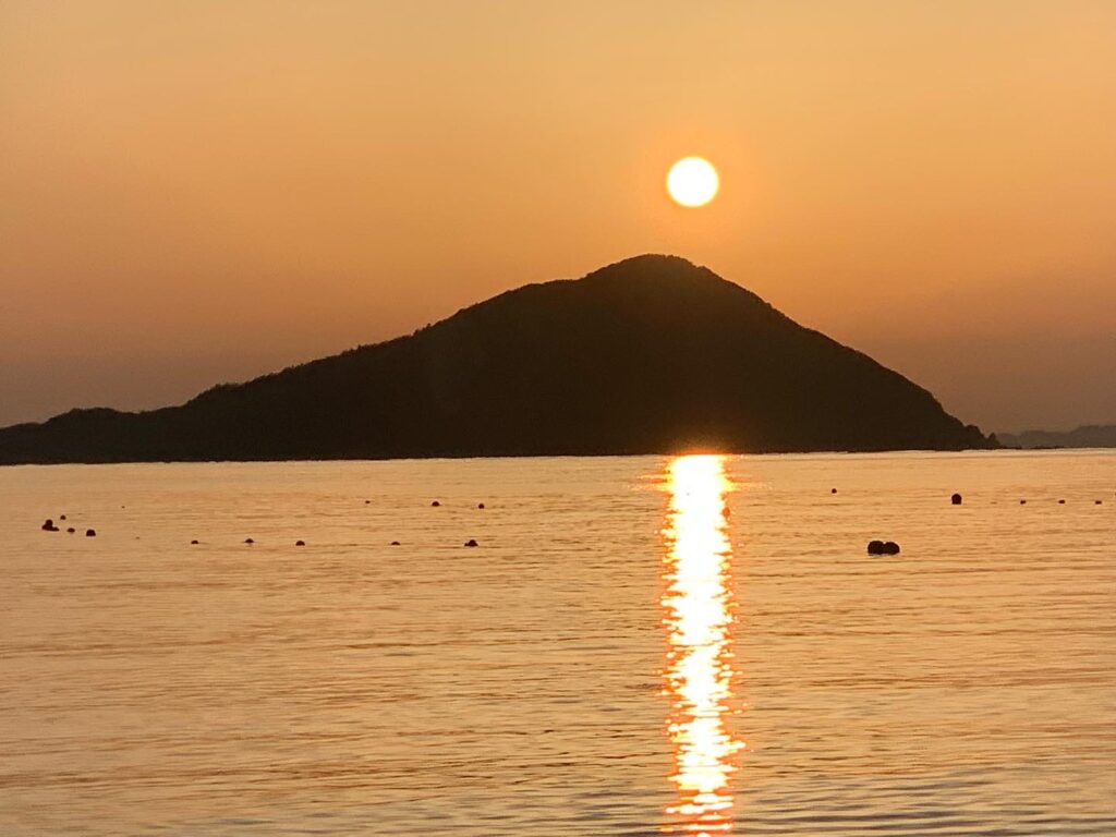 福の浦の夕陽が姫島の山頂に重なるダイヤモンド姫島