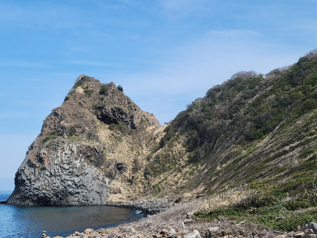 糸島を代表する景勝地・芥屋大門の柱状節理