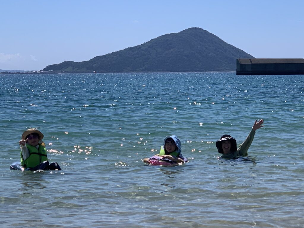 糸島・福の浦の透明度の高い海で泳ぐ子どもと母親