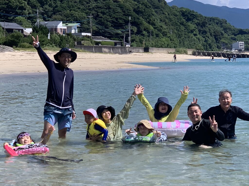 糸島・福の浦の海をプライベートビーチのように楽しむ3世代ファミリー