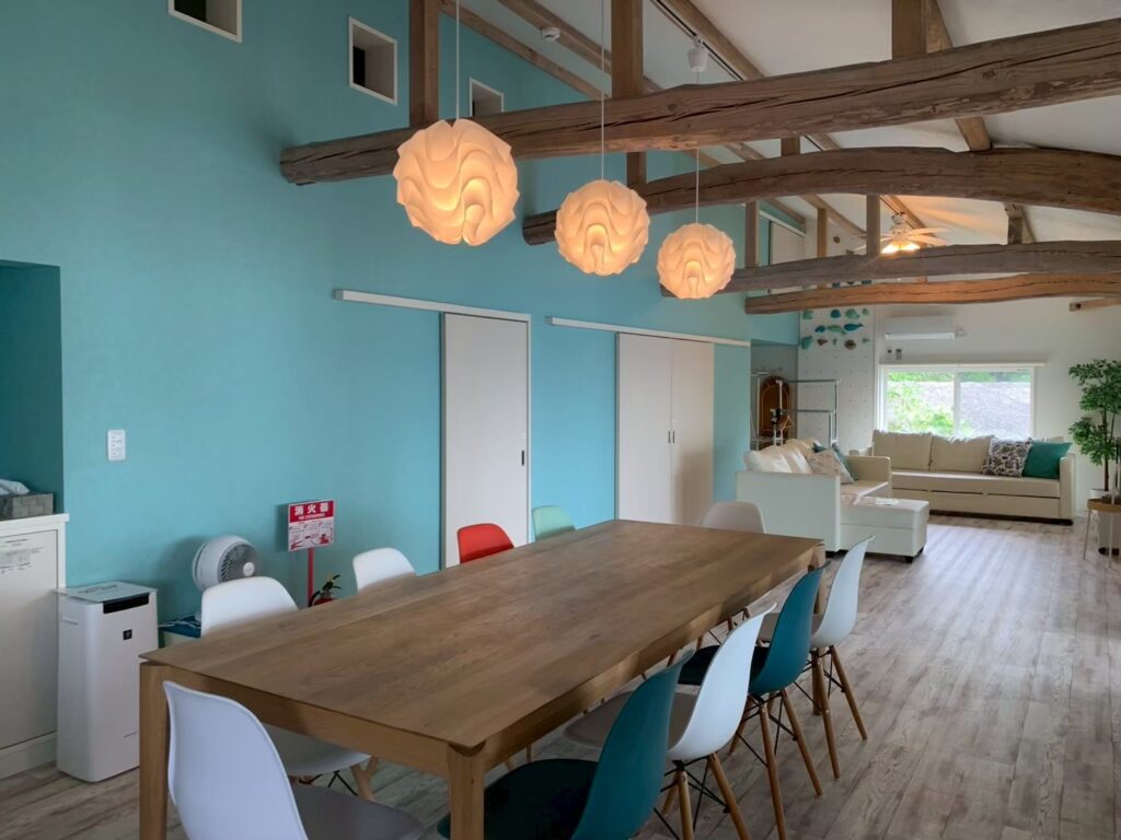 福の浦の海をイメージしたブルーの壁と木の梁が調和する海と夕陽 Turquoise Serenityのダイニング
