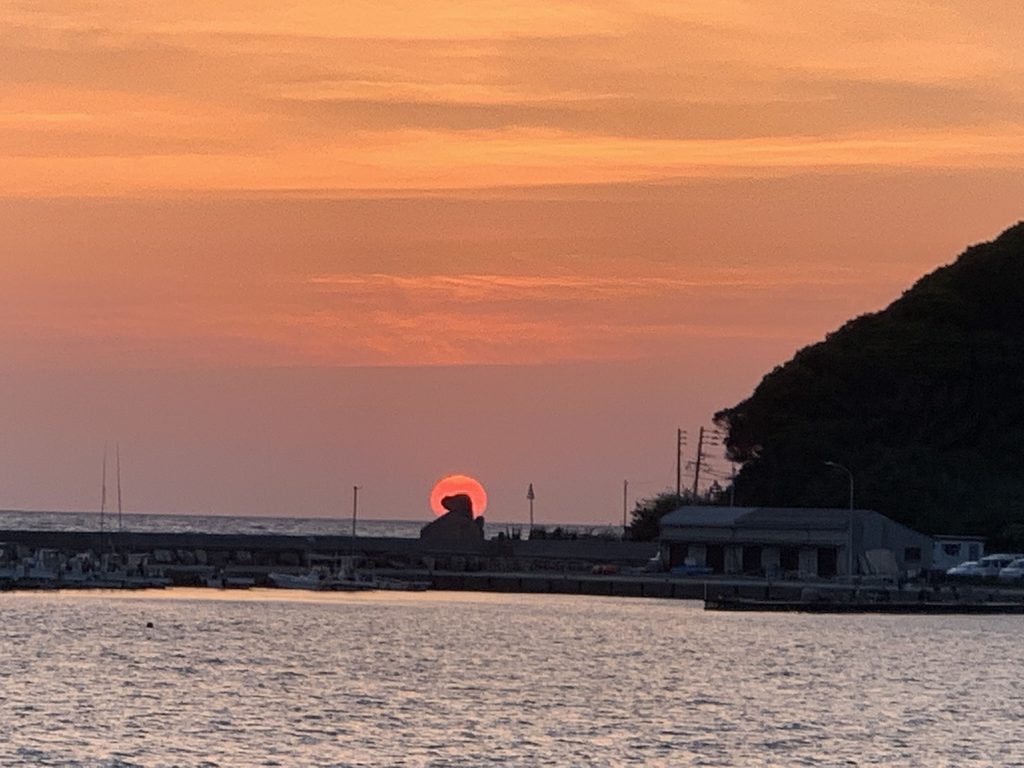 糸島・福の浦の海と夕陽、福の浦漁港近くの巨岩を望む