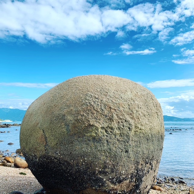 糸島・福の浦の海岸にある直径約2mの神の丸岩