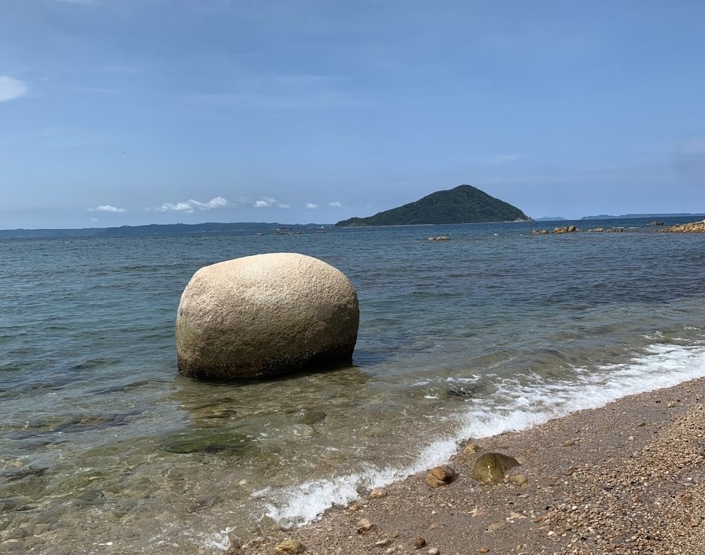 糸島・福の浦の神の丸岩と姫島を望む海岸風景