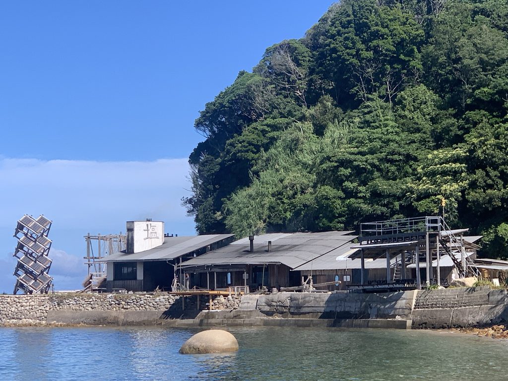 糸島・福の浦の神の丸岩とまたいちの塩 工房とったん
