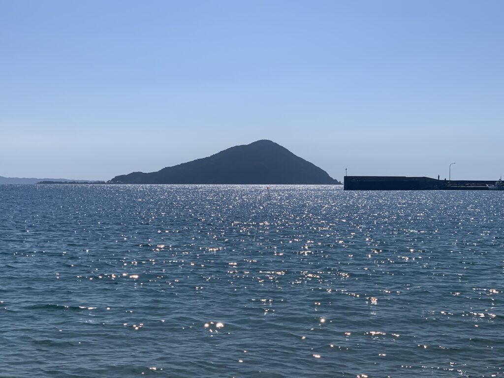 糸島・福の浦のオーシャンビューヴィラ前に広がるシャイニーブルーの海