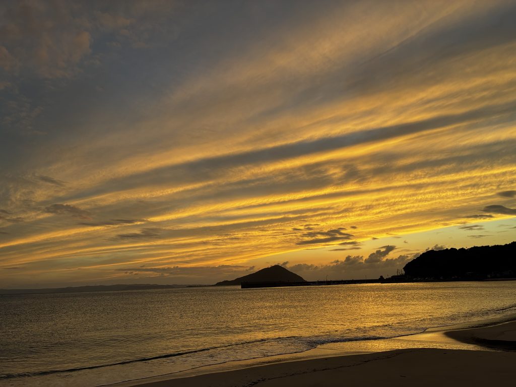 糸島・福の浦から望む日没後の夕焼けと姫島