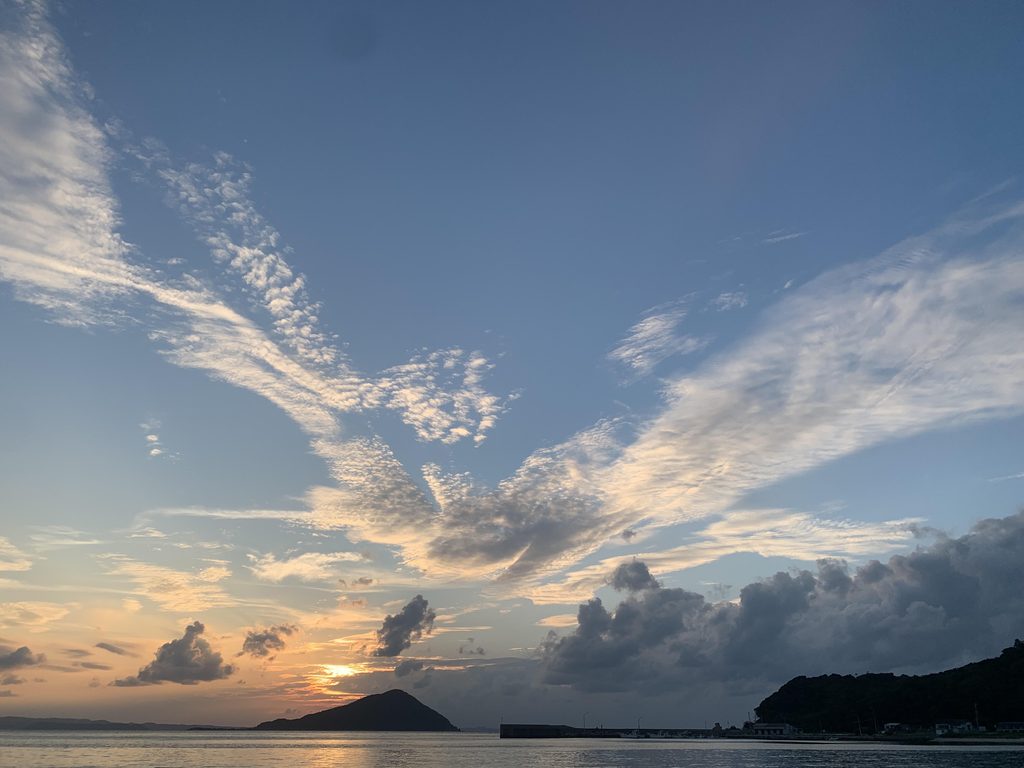 糸島・福の浦の夕空に大きな翼を広げたように見える雲と姫島
