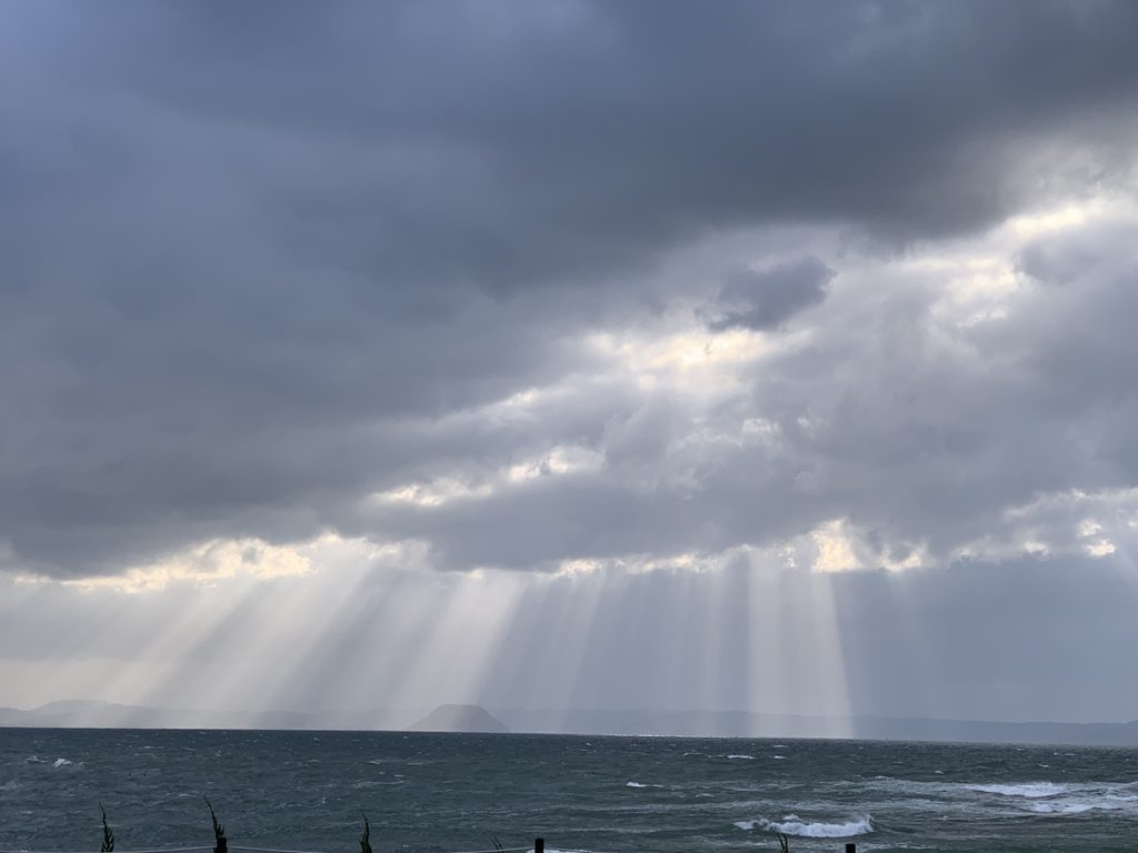 糸島・福の浦の海に雲の切れ間から差し込む天使の梯子