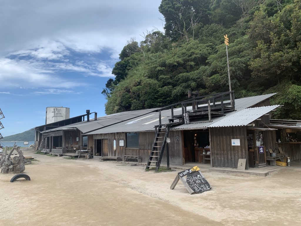 糸島・福の浦の海辺にあるまたいちの塩工房とったん