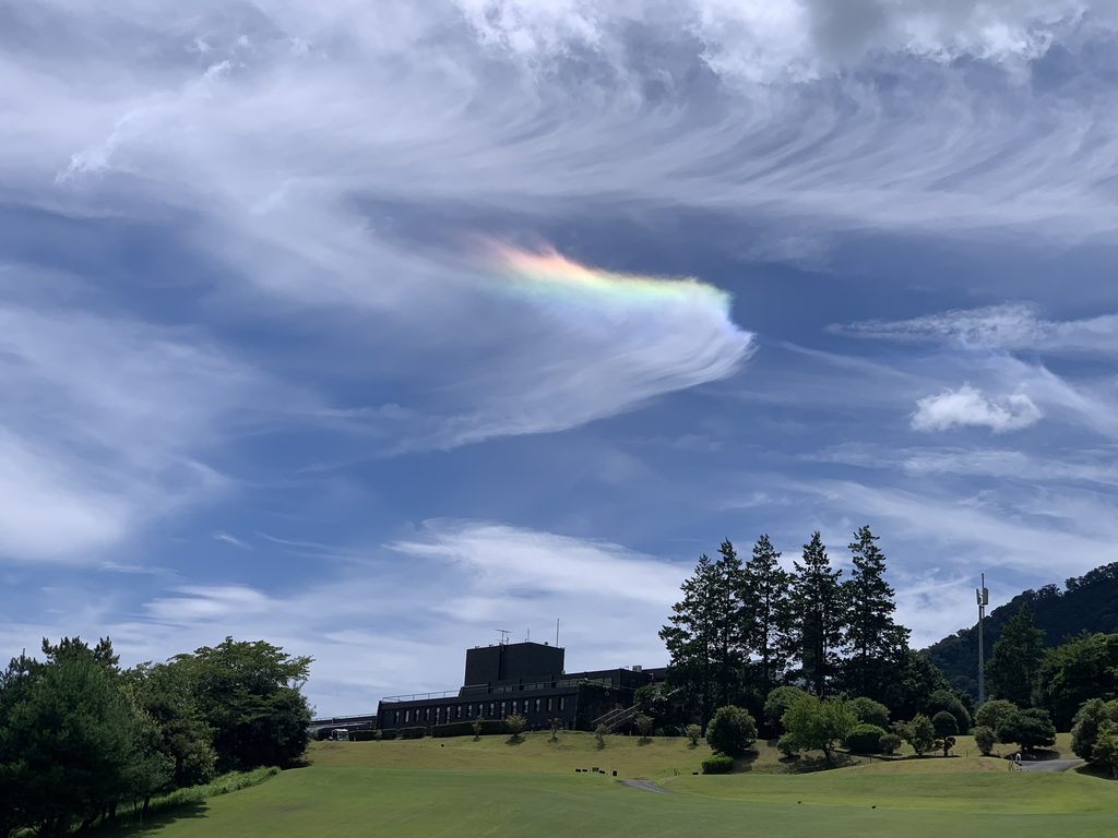 神奈川県のゴルフ場の青空に浮かぶ虹色の彩雲